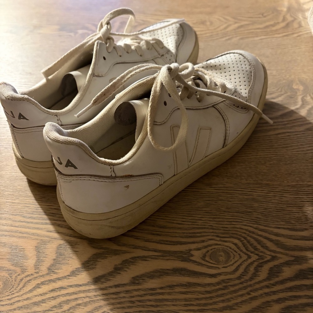Veja V 10 All White Sneakers size 7 - Picture 6 of 9